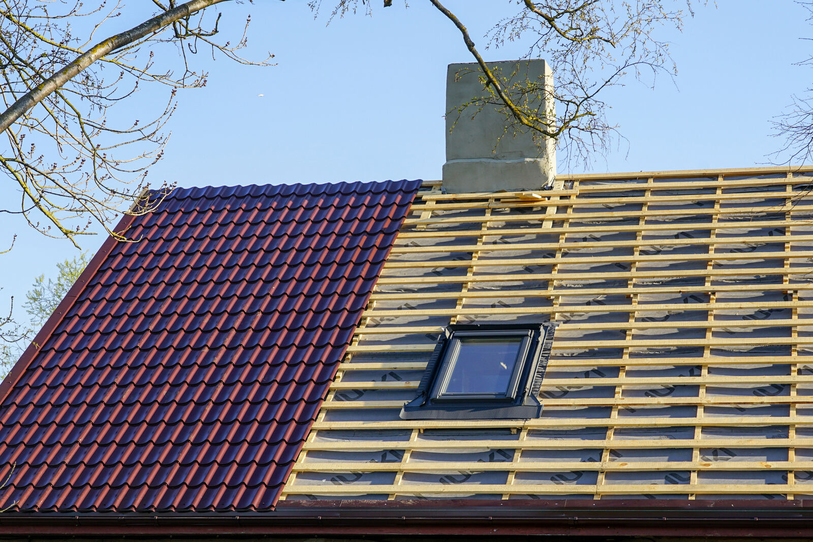 Nieuw pannendak in aanbouw met dakvenster