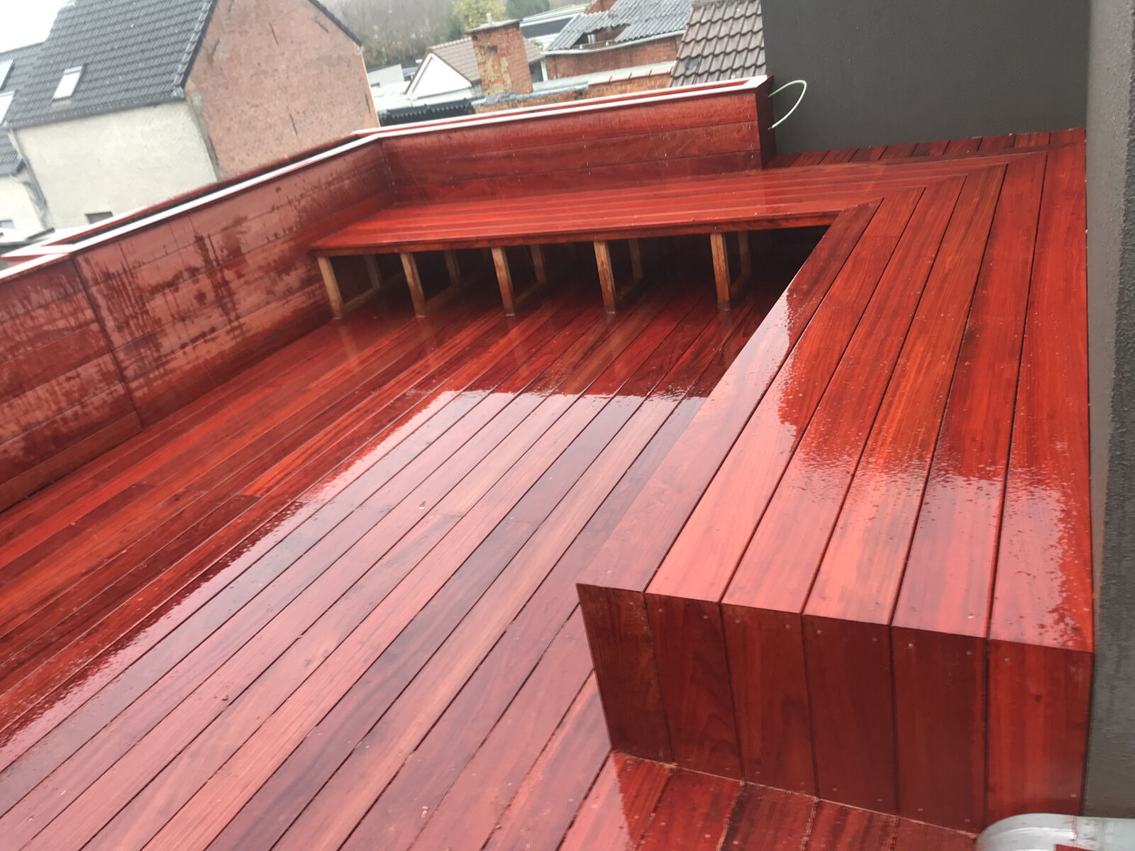 Rood geolied terras op een dakverdieping