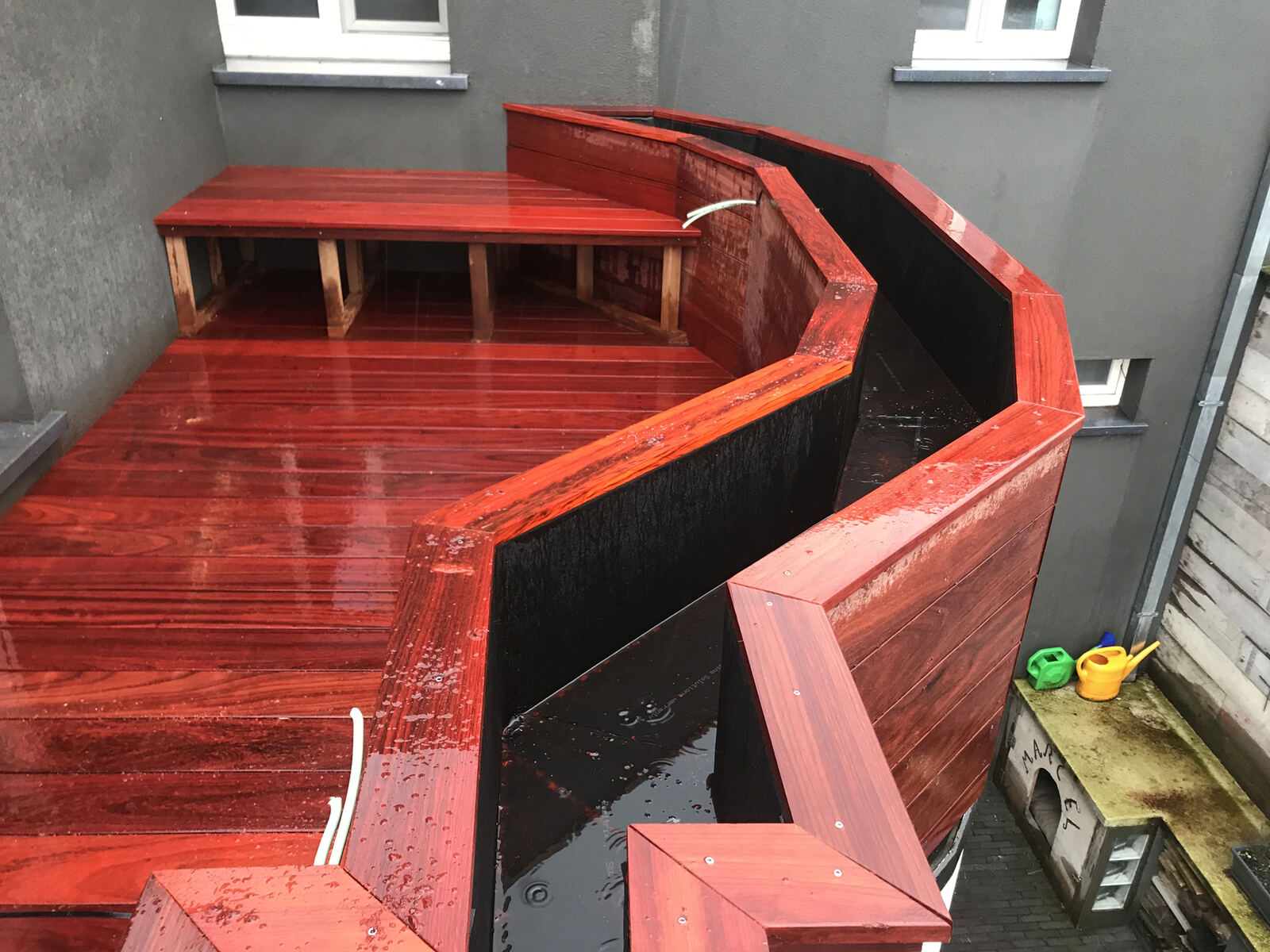 Afgewerkt houten terras met zitbank