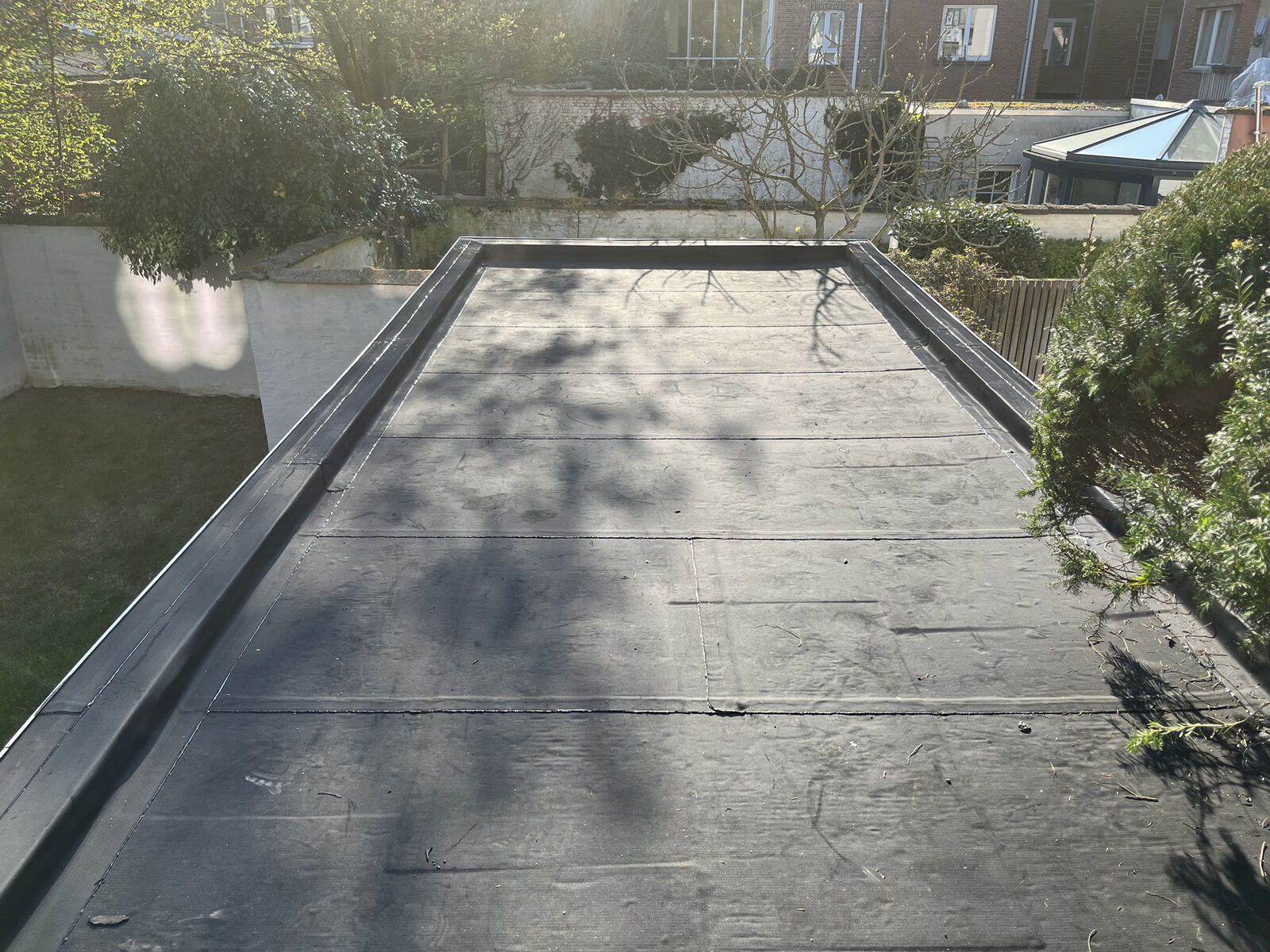 Plat dak in EPDM met zicht op de tuin