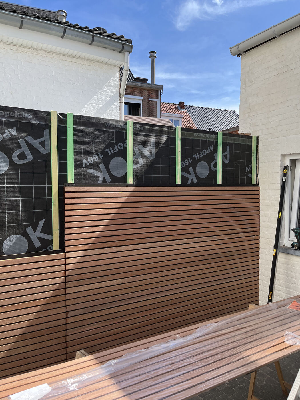 Houten terras met tuinafsluiting